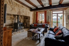 Propriété comprenant un château du 16eme siècle, une maison avec 3 chambres, un studio