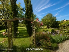 Maison de caractère en pierre, entièrement restaurée avec goût, à deux pas d'un village classé