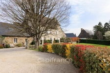 Propriété comprenant un château du 16eme siècle, une maison avec 3 chambres, un studio