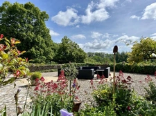 Vaste Propriété avec magnifique vue sur Najac, 15 chambres, piscine et tennis entourée par 5 hectares