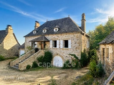 Jolie maison en pierres avec petites dépendances