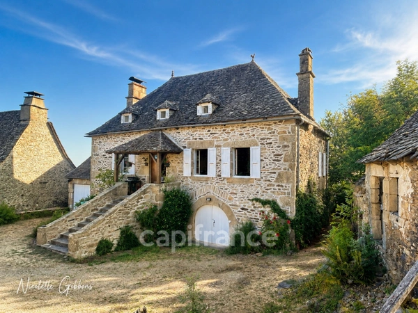 Jolie maison en pierres avec petites dépendances