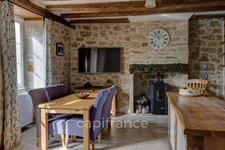 Propriété comprenant un château du 16eme siècle, une maison avec 3 chambres, un studio
