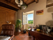 Jolie maison en pierres avec petites dépendances