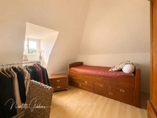 Jolie maison en pierres avec petites dépendances