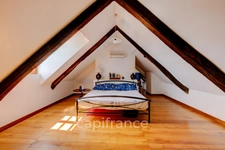 Vaste Propriété avec magnifique vue sur Najac, 15 chambres, piscine et tennis entourée par 5 hectares