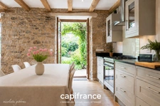 Maison de caractère en pierre, entièrement restaurée avec goût, à deux pas d'un village classé