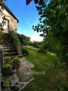 Jolie maison en pierres avec petites dépendances