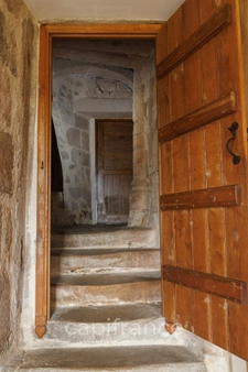 Propriété comprenant un château du 16eme siècle, une maison avec 3 chambres, un studio