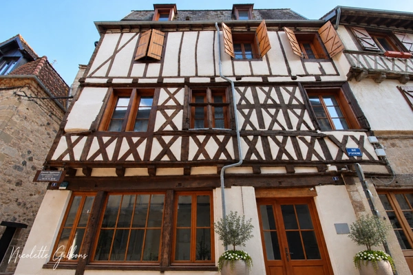 BEAULIEU-SUR-DORDOGNE – IMMEUBLE DE RAPPORT DU XVIIe SIÈCLE AU CŒUR D’UN DES PLUS BEAUX VILLAGE DE FRANCE