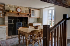 Propriété comprenant un château du 16eme siècle, une maison avec 3 chambres, un studio