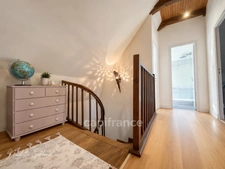 Jolie maison en pierres avec petites dépendances