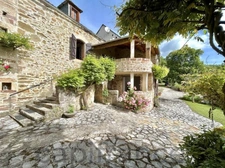 Vaste Propriété avec magnifique vue sur Najac, 15 chambres, piscine et tennis entourée par 5 hectares