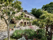 Vaste Propriété avec magnifique vue sur Najac, 15 chambres, piscine et tennis entourée par 5 hectares