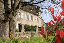 Propriété comprenant un château du 16eme siècle, une maison avec 3 chambres, un studio