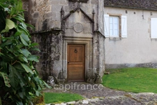 Propriété comprenant un château du 16eme siècle, une maison avec 3 chambres, un studio