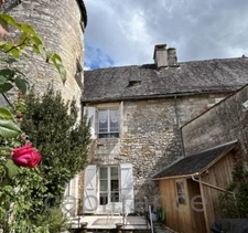 Charmante maison historique village de Turenne