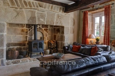Propriété comprenant un château du 16eme siècle, une maison avec 3 chambres, un studio