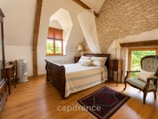 Maison de caractère en pierre, entièrement restaurée avec goût, à deux pas d'un village classé