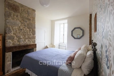 Propriété comprenant un château du 16eme siècle, une maison avec 3 chambres, un studio
