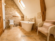 Maison de caractère en pierre, entièrement restaurée avec goût, à deux pas d'un village classé