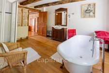 Vaste Propriété avec magnifique vue sur Najac, 15 chambres, piscine et tennis entourée par 5 hectares