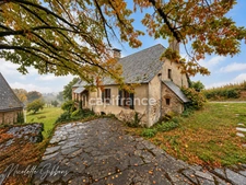 CORRÈZE – PROPRIÉTÉ SUR 6 HECTARES, SOURCE, FORET AVEC MAISON PRINCIPALE ET 4 GÎTES – VALLÉE DE LA DORDOGNE