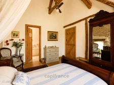 Maison de caractère en pierre, entièrement restaurée avec goût, à deux pas d'un village classé