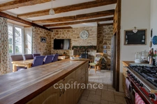 Propriété comprenant un château du 16eme siècle, une maison avec 3 chambres, un studio
