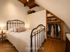 Jolie maison en pierres avec petites dépendances