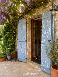 Maison de caractère en pierre, entièrement restaurée avec goût, à deux pas d'un village classé