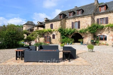 Vaste Propriété avec magnifique vue sur Najac, 15 chambres, piscine et tennis entourée par 5 hectares