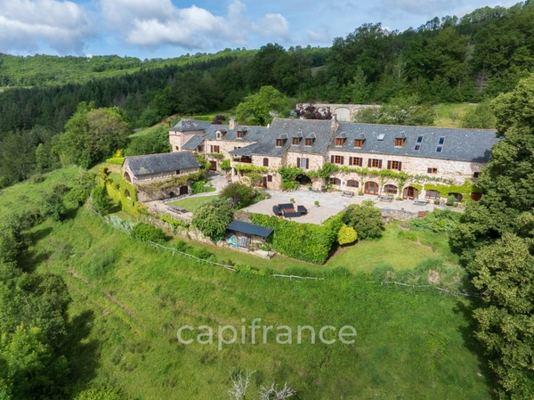 Vaste Propriété avec magnifique vue sur Najac, 15 chambres, piscine et tennis entourée par 5 hectares