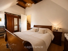 Jolie maison en pierres avec petites dépendances