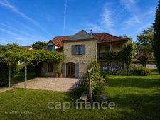 Maison de caractère en pierre, entièrement restaurée avec goût, à deux pas d'un village classé