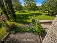 Maison de caractère en pierre, entièrement restaurée avec goût, à deux pas d'un village classé