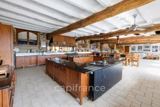 Vaste Propriété avec magnifique vue sur Najac, 15 chambres, piscine et tennis entourée par 5 hectares