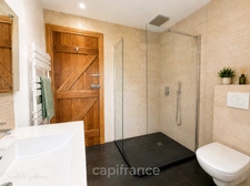 Maison de caractère en pierre, entièrement restaurée avec goût, à deux pas d'un village classé