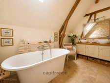 Maison de caractère en pierre, entièrement restaurée avec goût, à deux pas d'un village classé