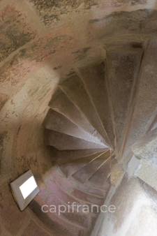 Propriété comprenant un château du 16eme siècle, une maison avec 3 chambres, un studio