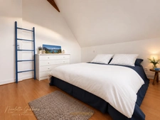 Jolie maison en pierres avec petites dépendances