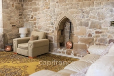 Propriété comprenant un château du 16eme siècle, une maison avec 3 chambres, un studio