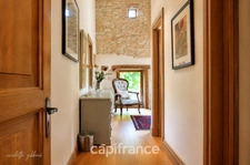 Maison de caractère en pierre, entièrement restaurée avec goût, à deux pas d'un village classé
