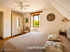 Maison de caractère en pierre, entièrement restaurée avec goût, à deux pas d'un village classé