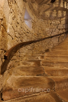 Propriété comprenant un château du 16eme siècle, une maison avec 3 chambres, un studio