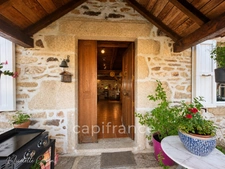 Jolie maison en pierres avec petites dépendances
