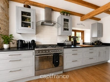 Maison de caractère en pierre, entièrement restaurée avec goût, à deux pas d'un village classé