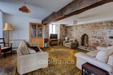 Propriété comprenant un château du 16eme siècle, une maison avec 3 chambres, un studio