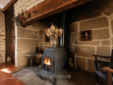 Jolie maison en pierres avec petites dépendances