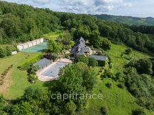 Vaste Propriété avec magnifique vue sur Najac, 15 chambres, piscine et tennis entourée par 5 hectares